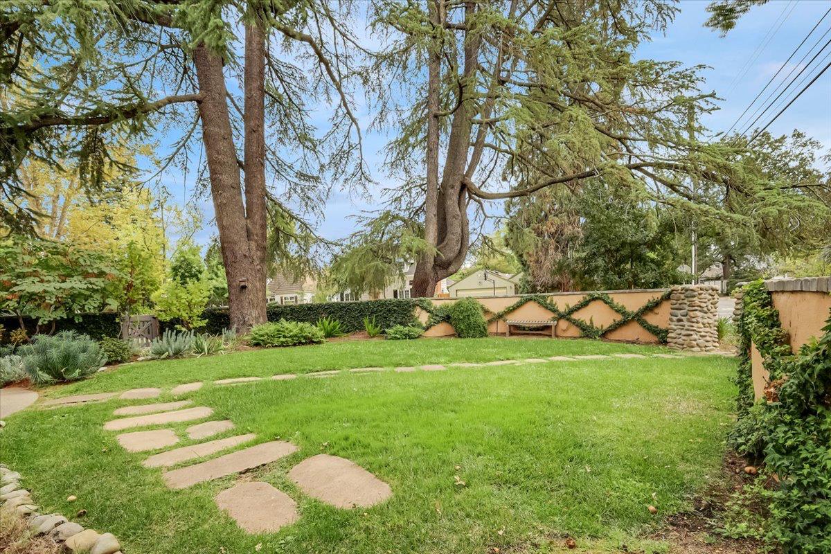 551 Southgate Road Sacramento, CA 95815 - Photo 6 of 89