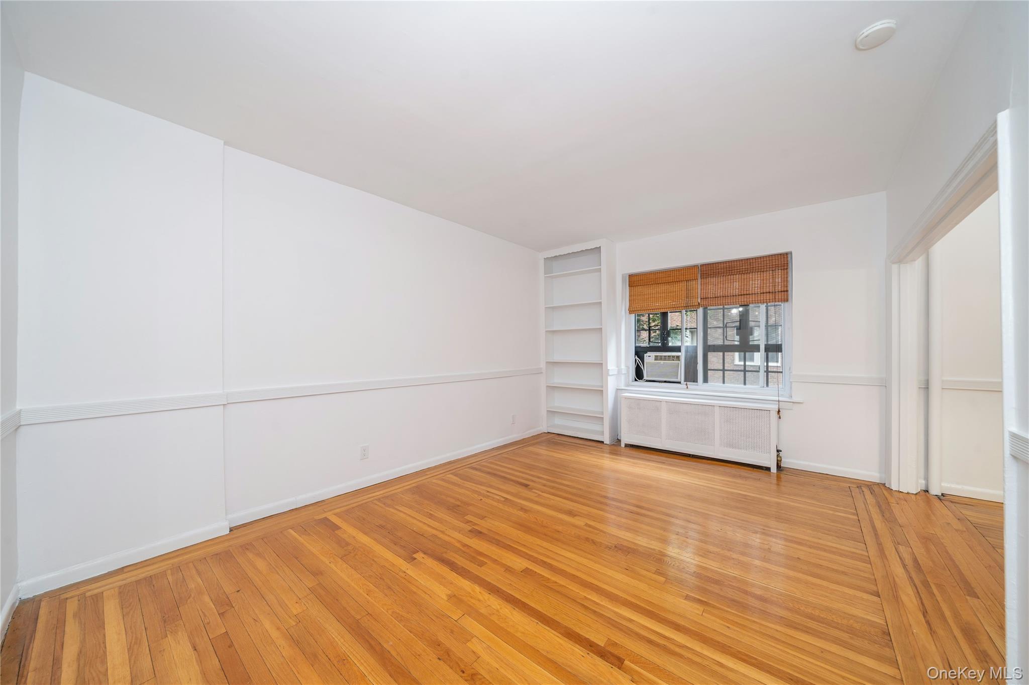 45 Pondfield Road West, Unit 1G Bronxville, NY 10708 - Photo 7 of 17 Living Room