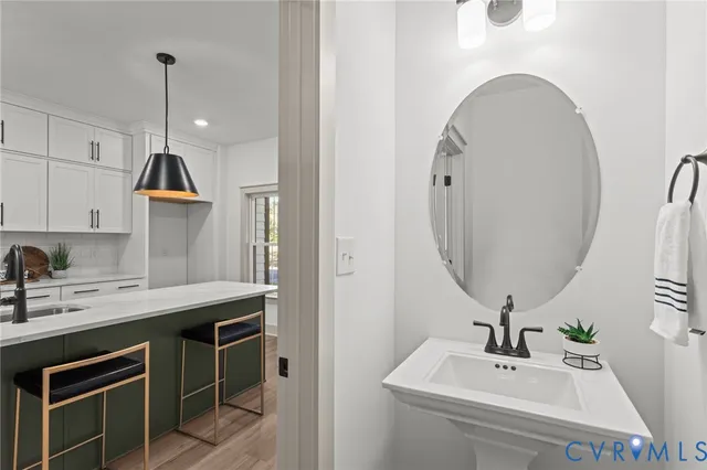 a en suite bathroom with a sink and a mirror