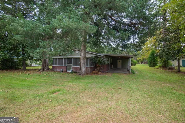 a view of a house with a yard