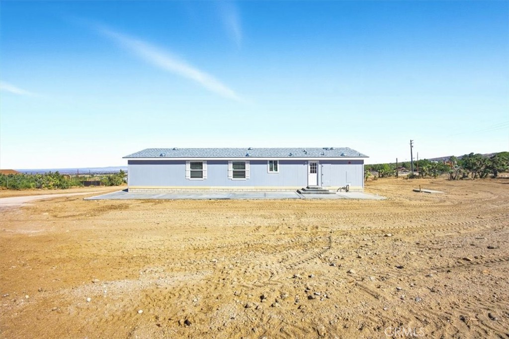 9622 Via Verde Avenue Pinon Hills, CA 92372 - Photo 33 of 48 a front view of a house with a ocean view