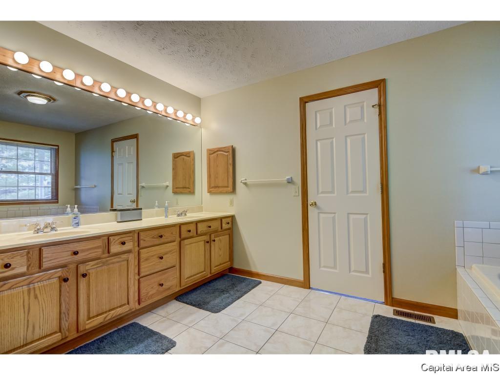 6001 Thresher Drive Springfield, IL 62712 - Photo 20 of 36