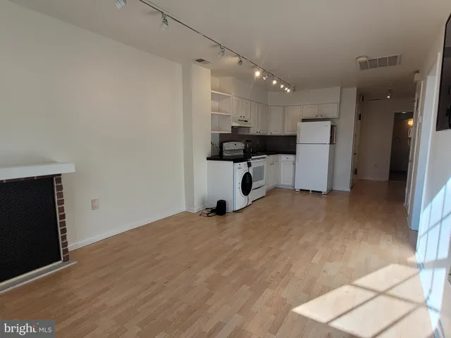 $1,495 | 2015 Chestnut Street, Unit 2F, Philadelphia, PA 19103