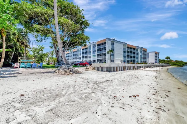 $2,600 | 1502 South Lakeside Drive, Unit 214, Lake Worth Beach, FL 33460