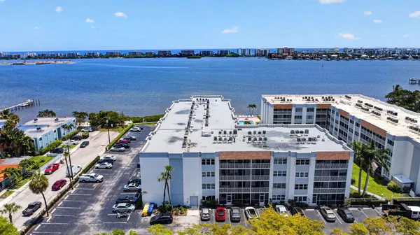 $2,600 | 1502 South Lakeside Drive, Unit 214, Lake Worth Beach, FL 33460