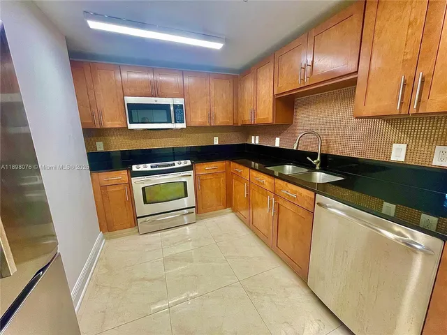 $3,000 | 8390 Southwest 72nd Avenue, Unit 421, Miami, FL 33143
