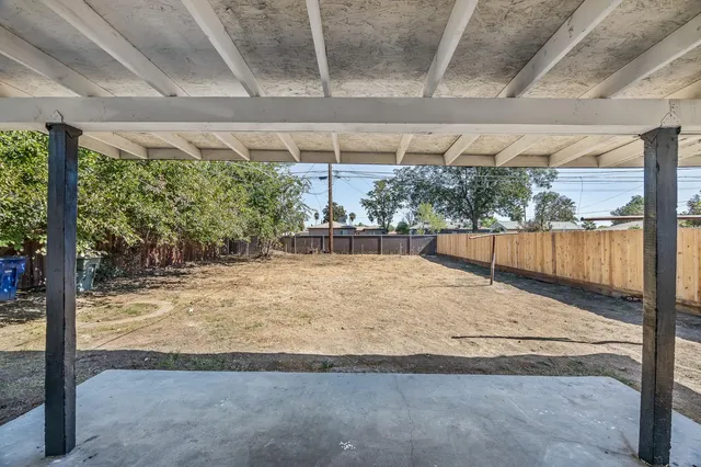 a view of a backyard