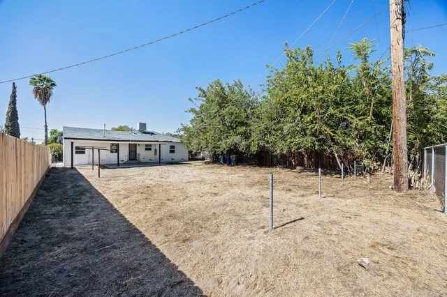 a view of a house with backyard