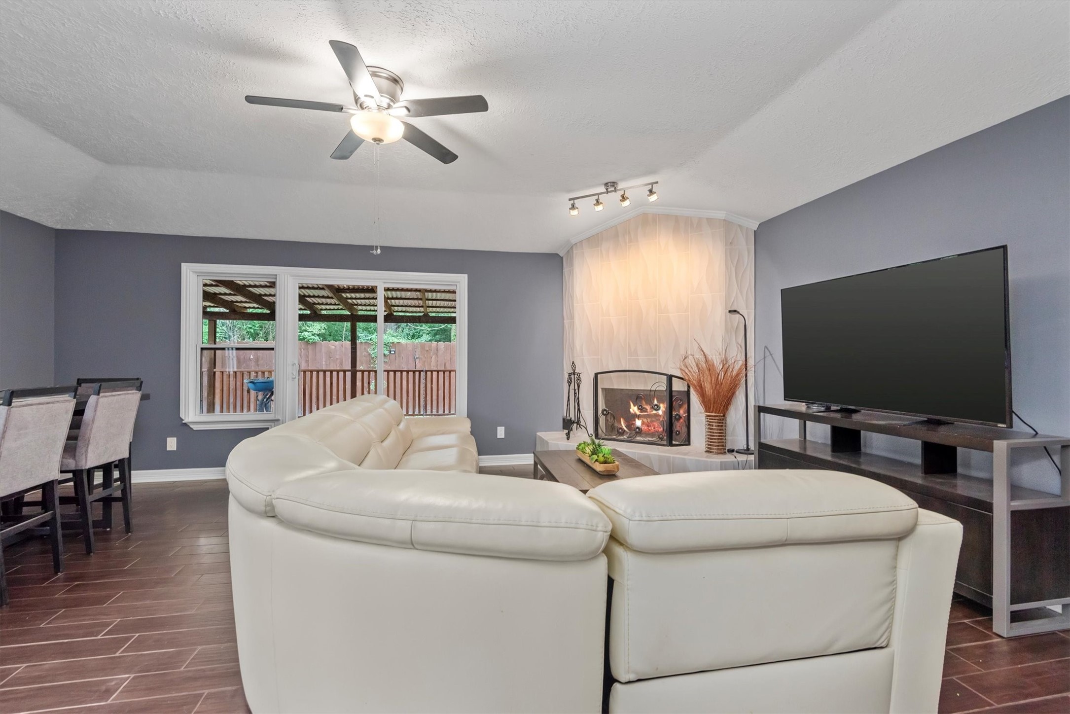 6510 Barrygate Drive Spring, TX 77373 - Photo 12 of 25 a living room with furniture and a flat screen tv