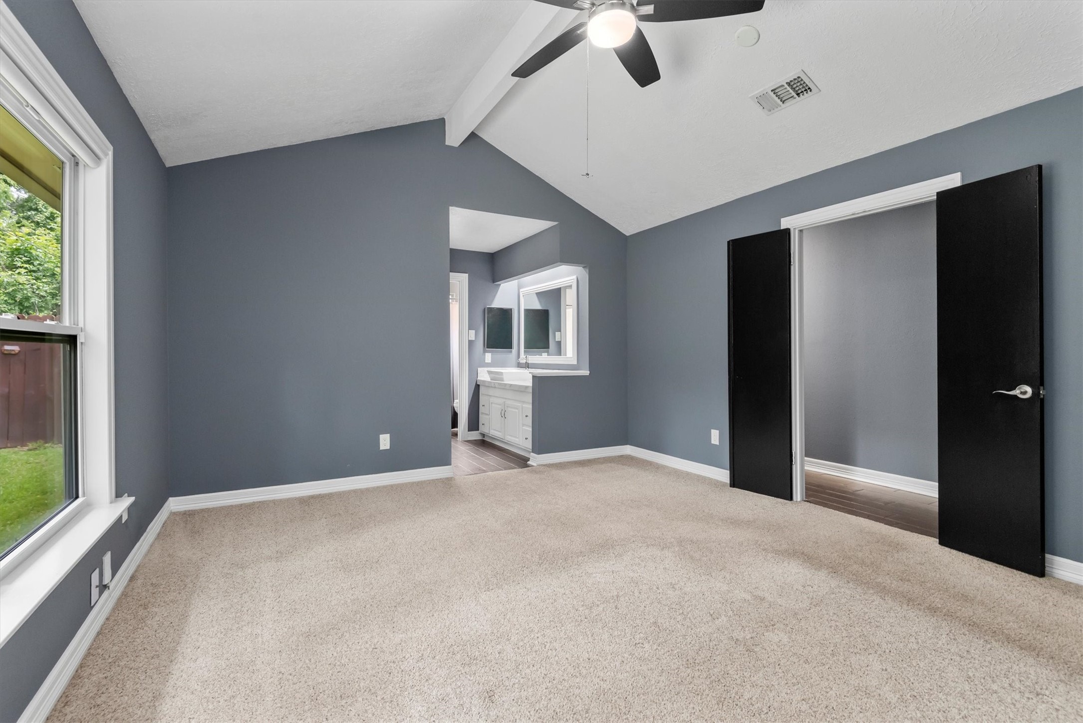 6510 Barrygate Drive Spring, TX 77373 - Photo 17 of 25 an empty room with windows and closet