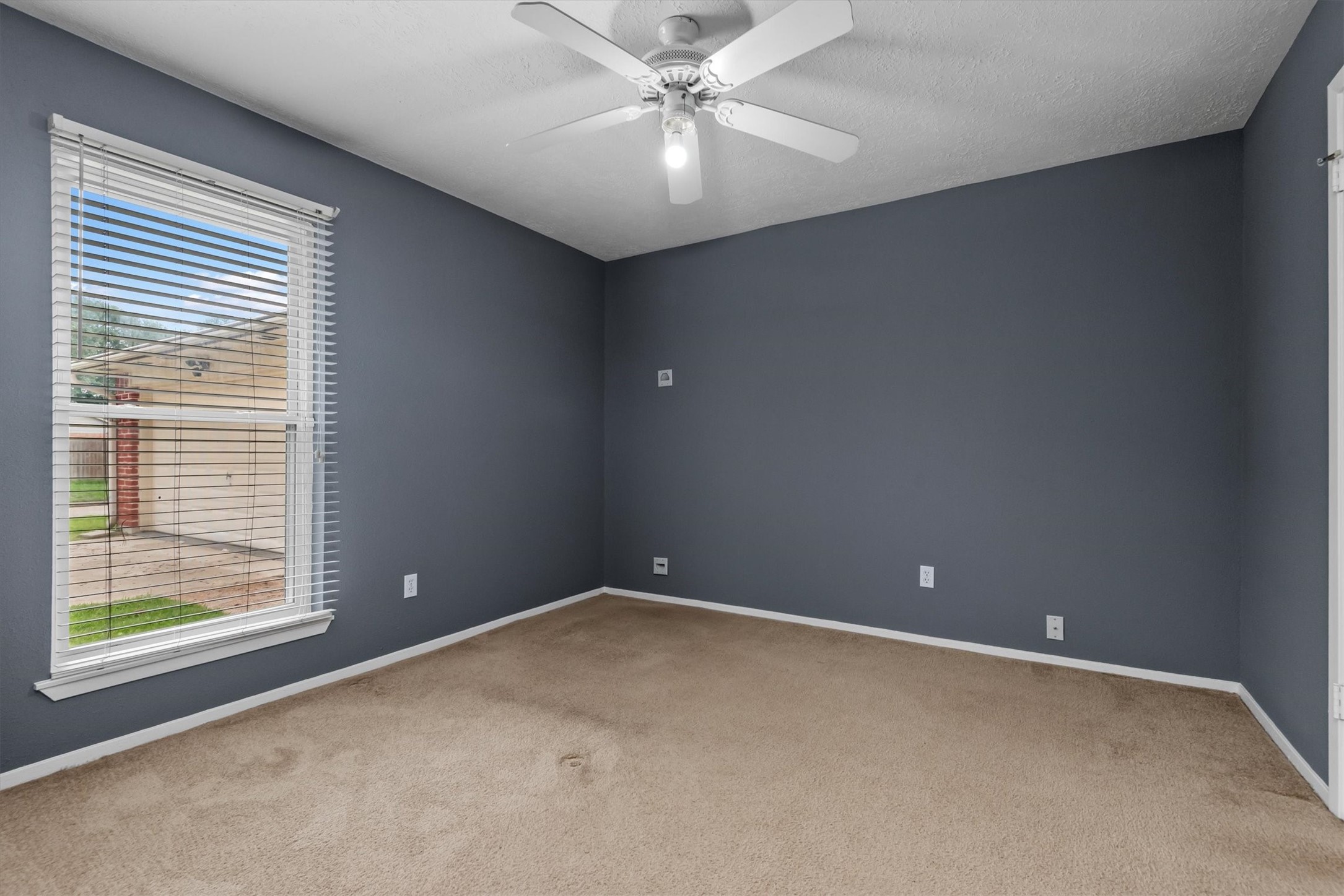 6510 Barrygate Drive Spring, TX 77373 - Photo 23 of 25 en empty room with windows and ceiling fan