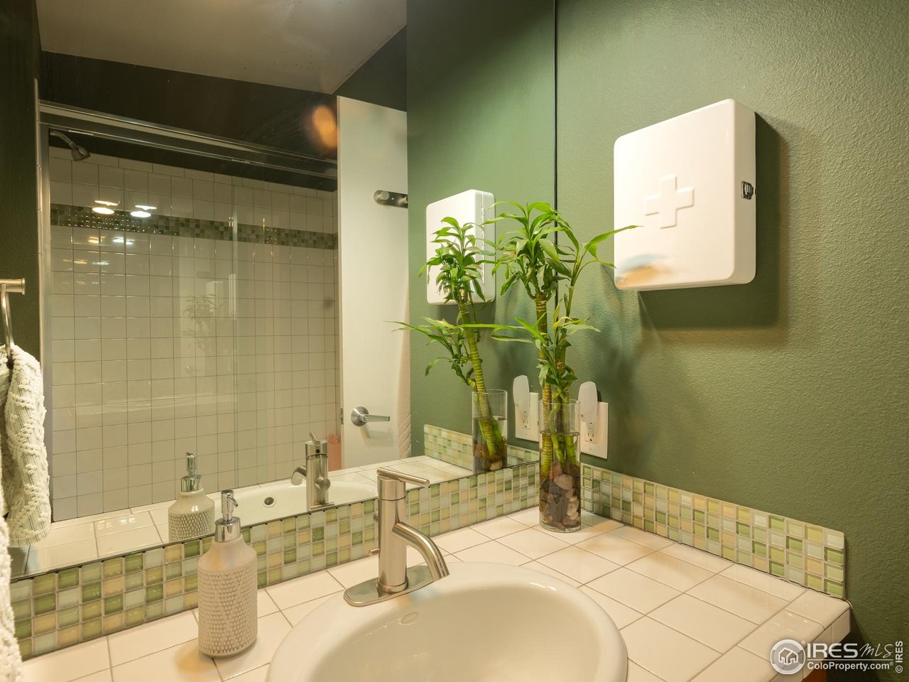 2270 Grape Avenue Boulder, CO 80304 - Photo 14 of 16 Hallway bathroom