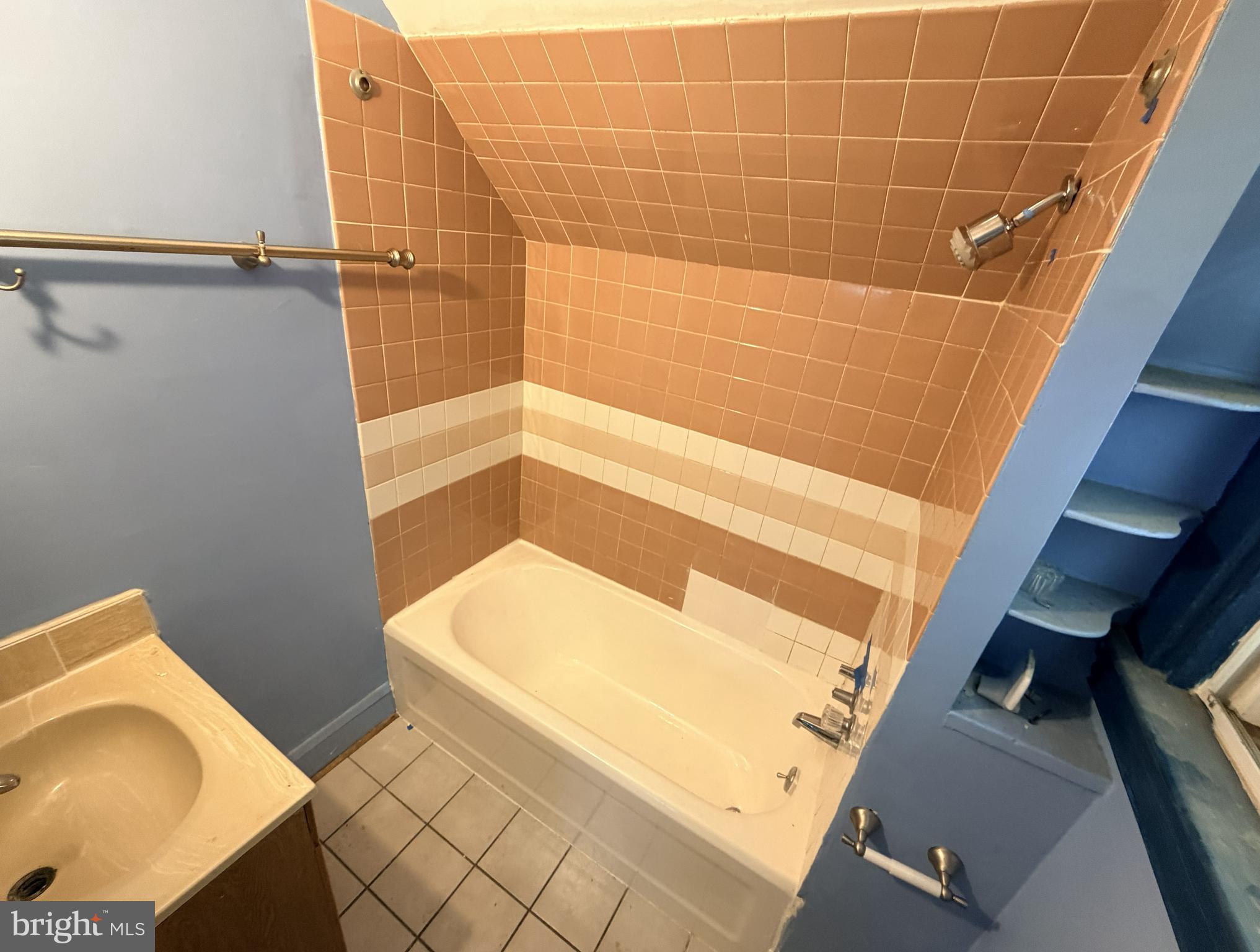 506 Cedarcroft Road Baltimore, MD 21212 - Photo 11 of 16 a bathroom with a bathtub and shower