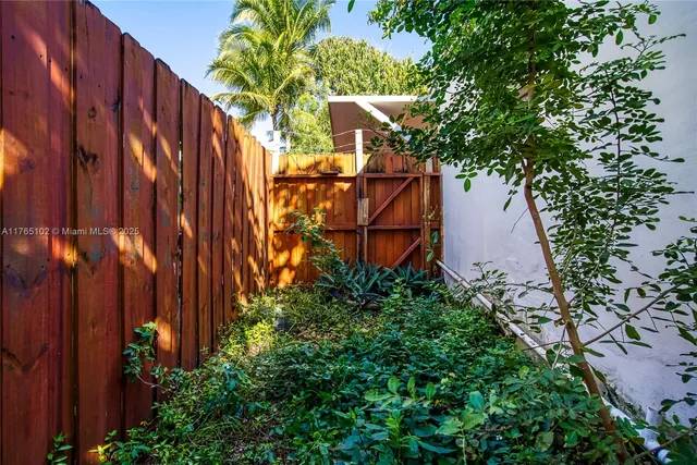 $5,999 | 13521 Northeast 1st Avenue, Miami, FL 33161