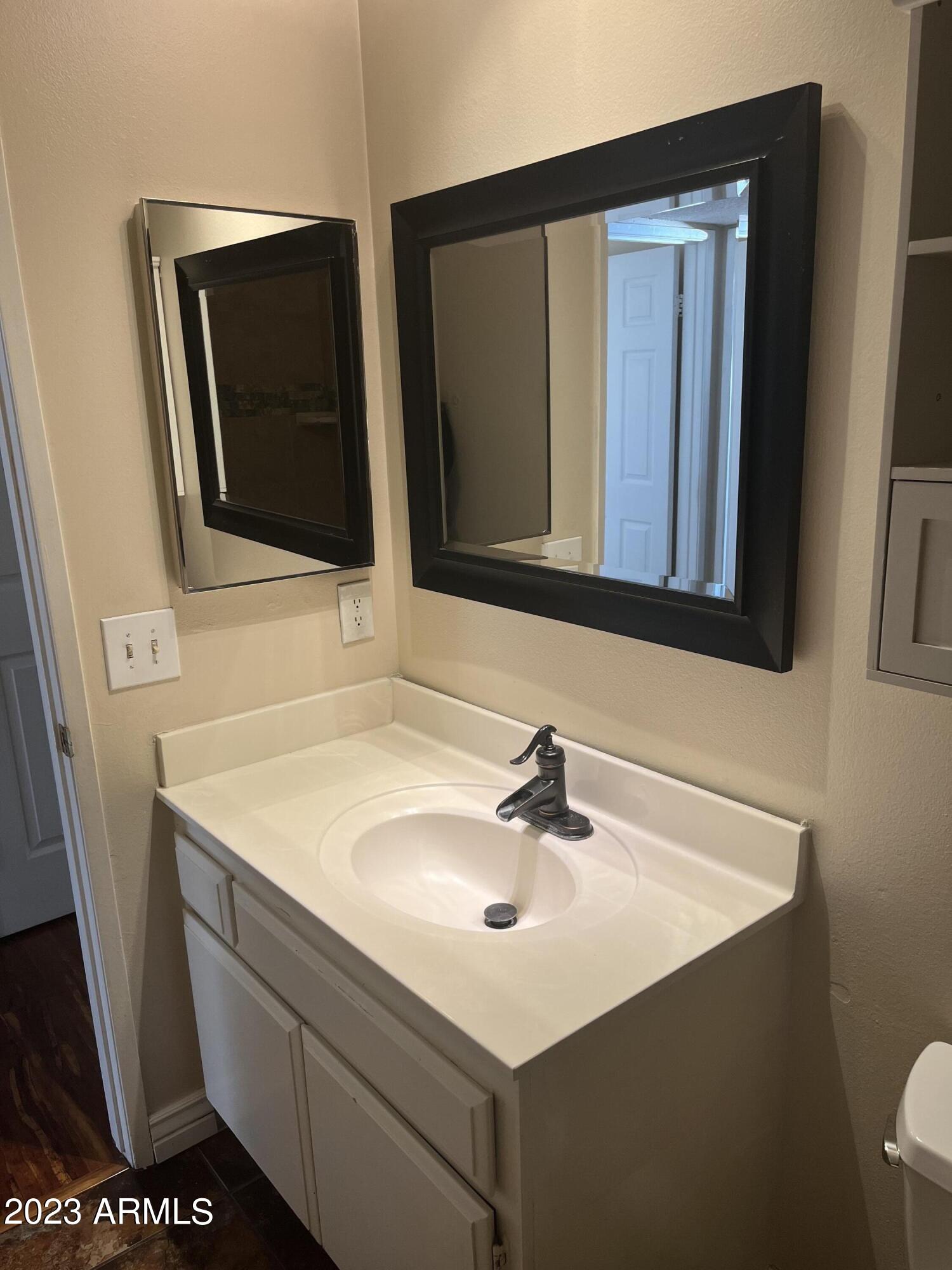 5525 East Thomas Road, Unit H5 Phoenix, AZ 85018 - Photo 11 of 25 Bathroom 2