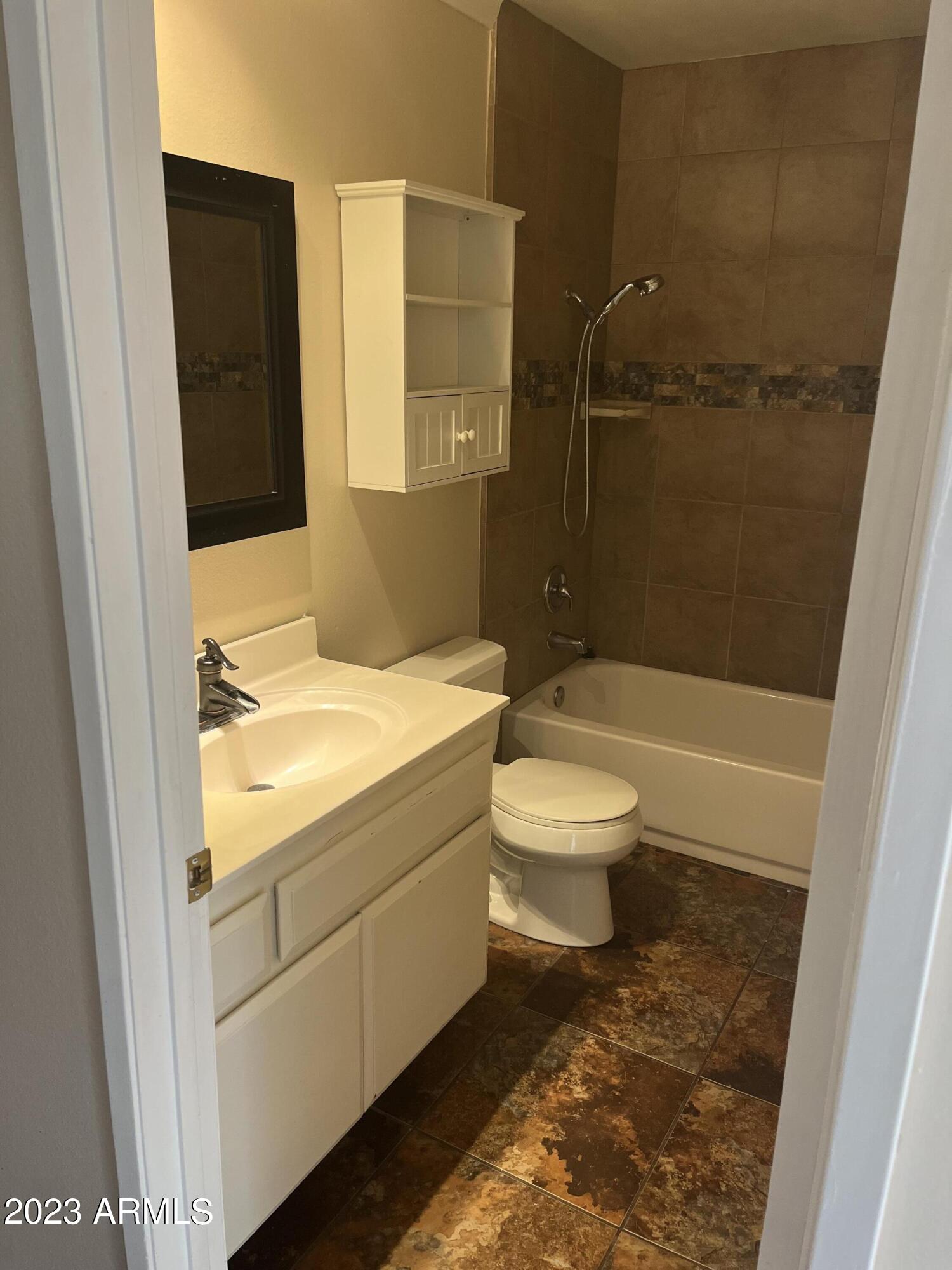 5525 East Thomas Road, Unit H5 Phoenix, AZ 85018 - Photo 12 of 25 Bathroom 2