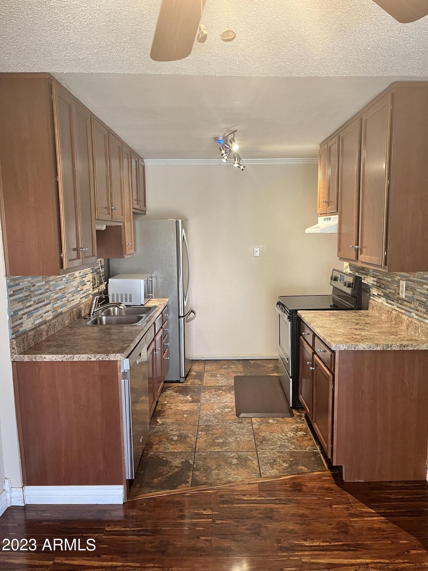 5525 East Thomas Road, Unit H5 Phoenix, AZ 85018 - Photo 3 of 25 Kitchen 1