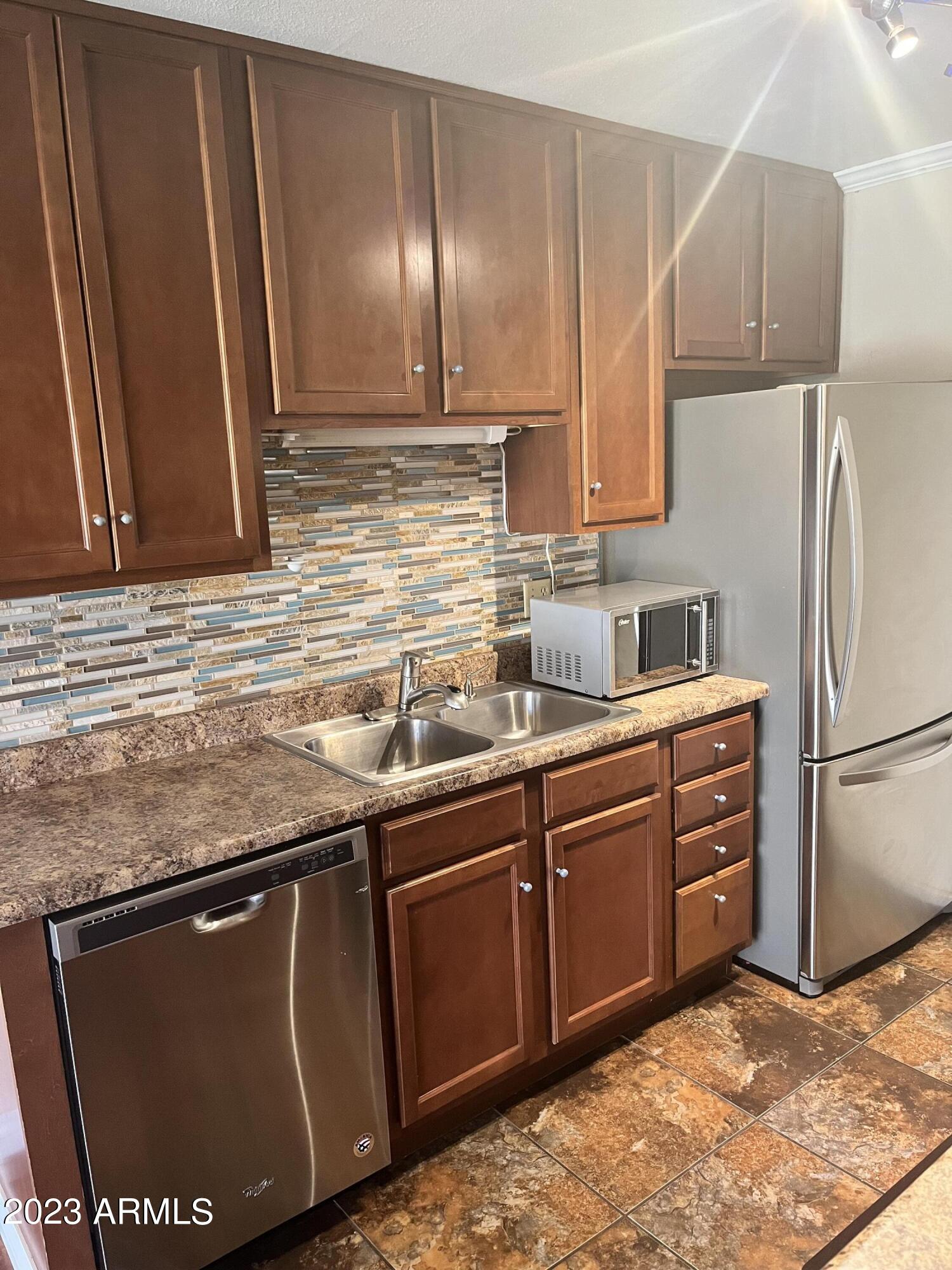 5525 East Thomas Road, Unit H5 Phoenix, AZ 85018 - Photo 5 of 25 Kitchen 3