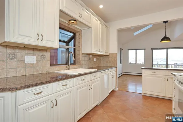 $4,450 | 5 Beverly Place, Edgewater, NJ 07020