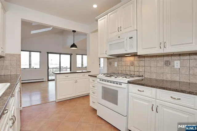 $4,450 | 5 Beverly Place, Edgewater, NJ 07020