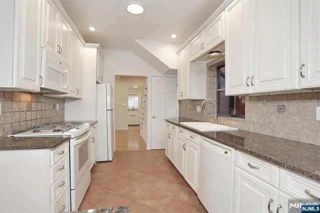 $4,450 | 5 Beverly Place, Edgewater, NJ 07020