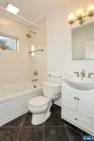 $4,450 | 5 Beverly Place, Edgewater, NJ 07020