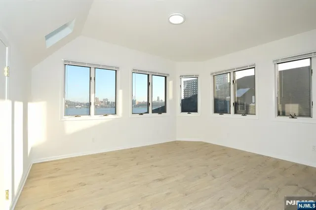 $4,450 | 5 Beverly Place, Edgewater, NJ 07020