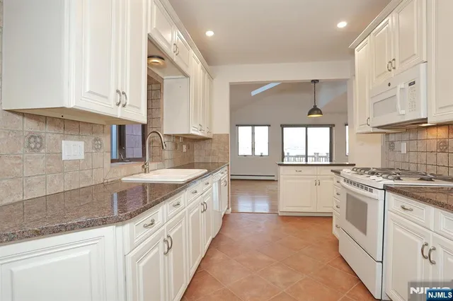 $4,450 | 5 Beverly Place, Edgewater, NJ 07020