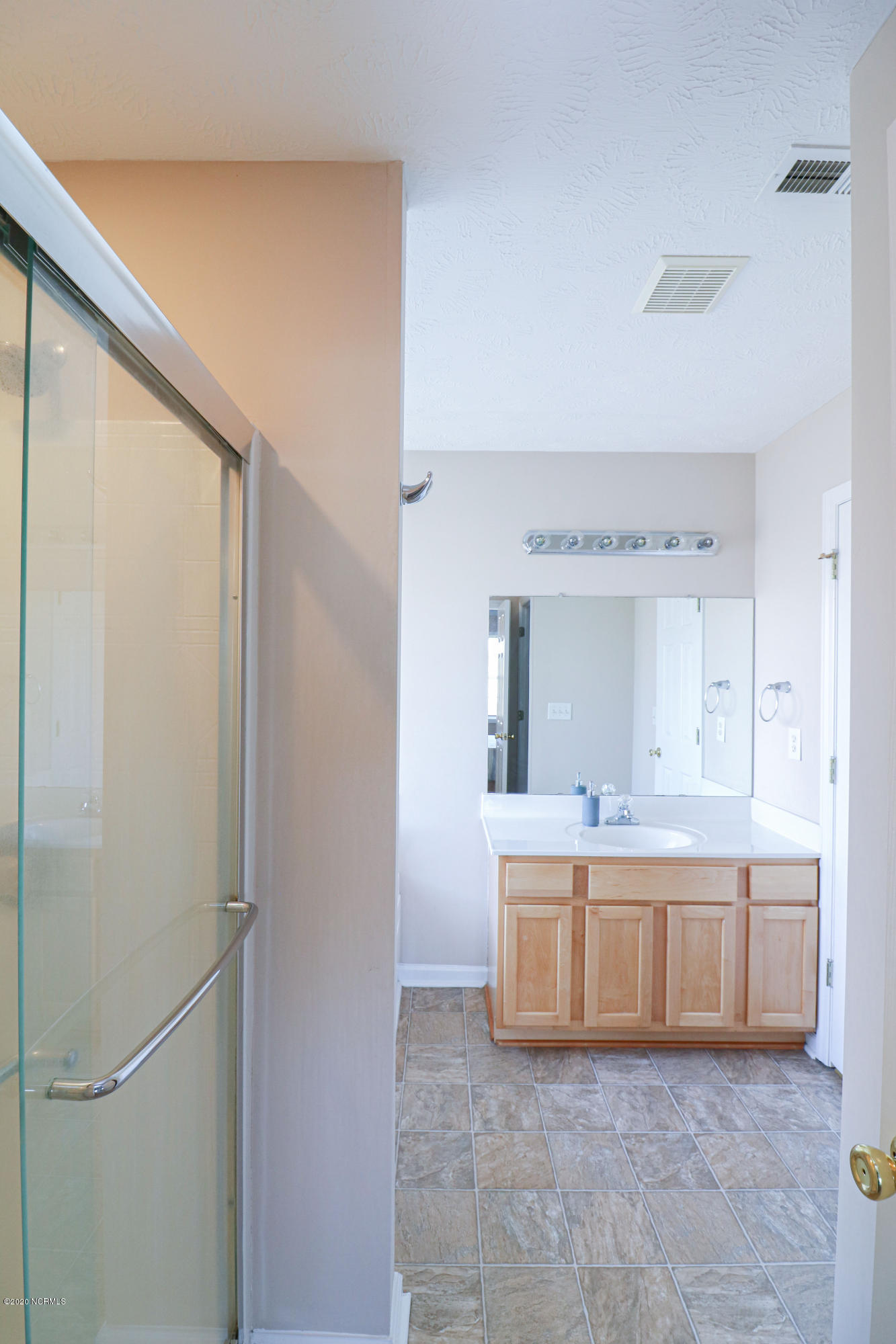 202 Rutherford Way Jacksonville, NC 28540 - Photo 22 of 33 Master Bath