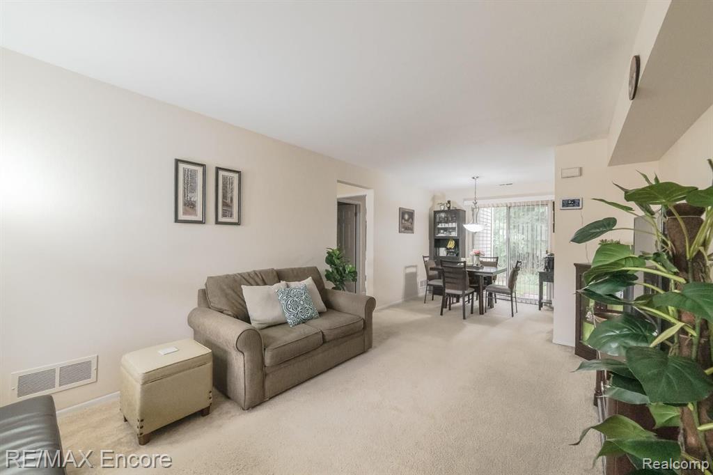 1510 Porter Circle Rochester Hills, MI 48307 - Photo 4 of 28