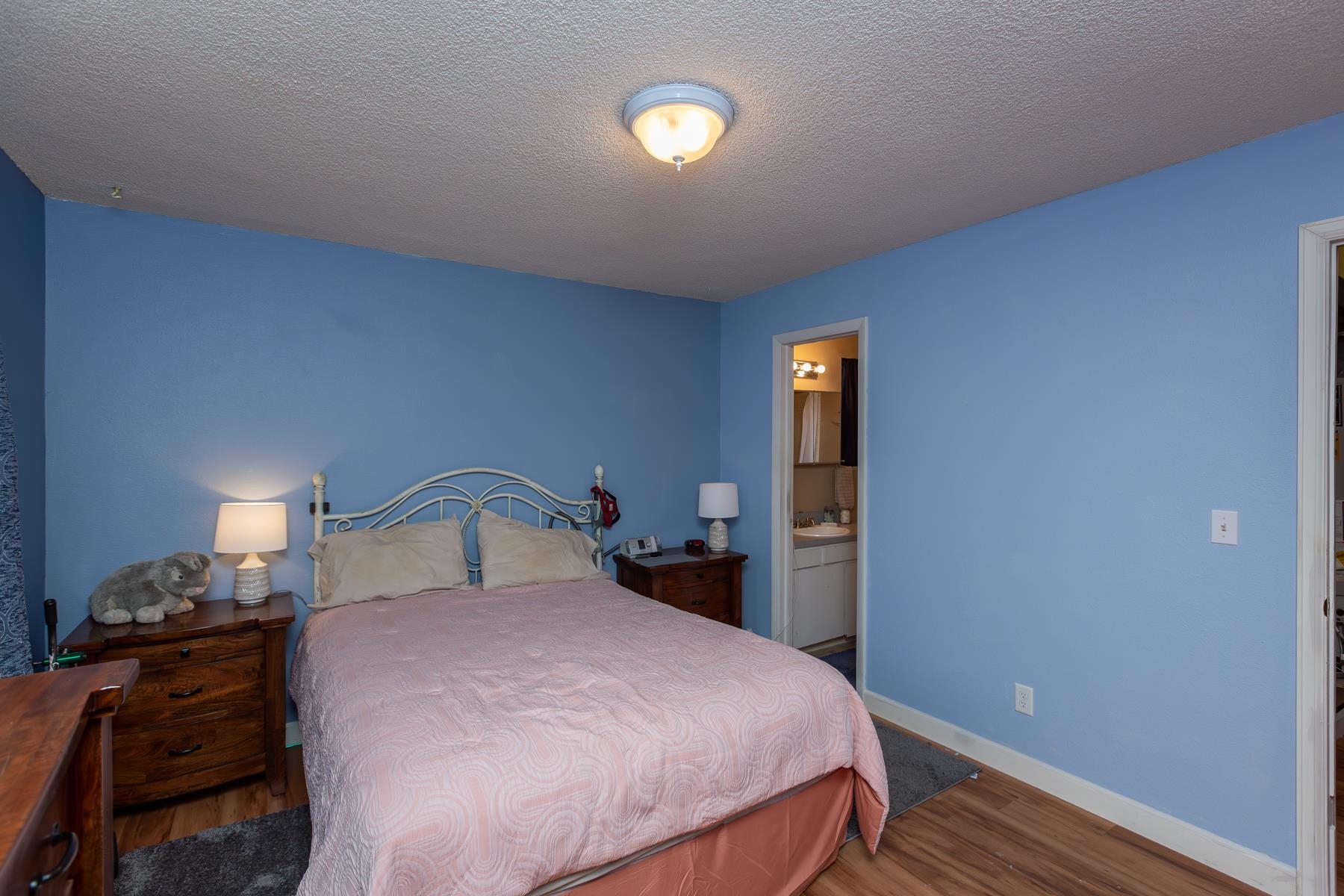 481-31 31 1/4 Road Grand Junction, CO 81504 - Photo 14 of 38 a bedroom with a bed and a lamp