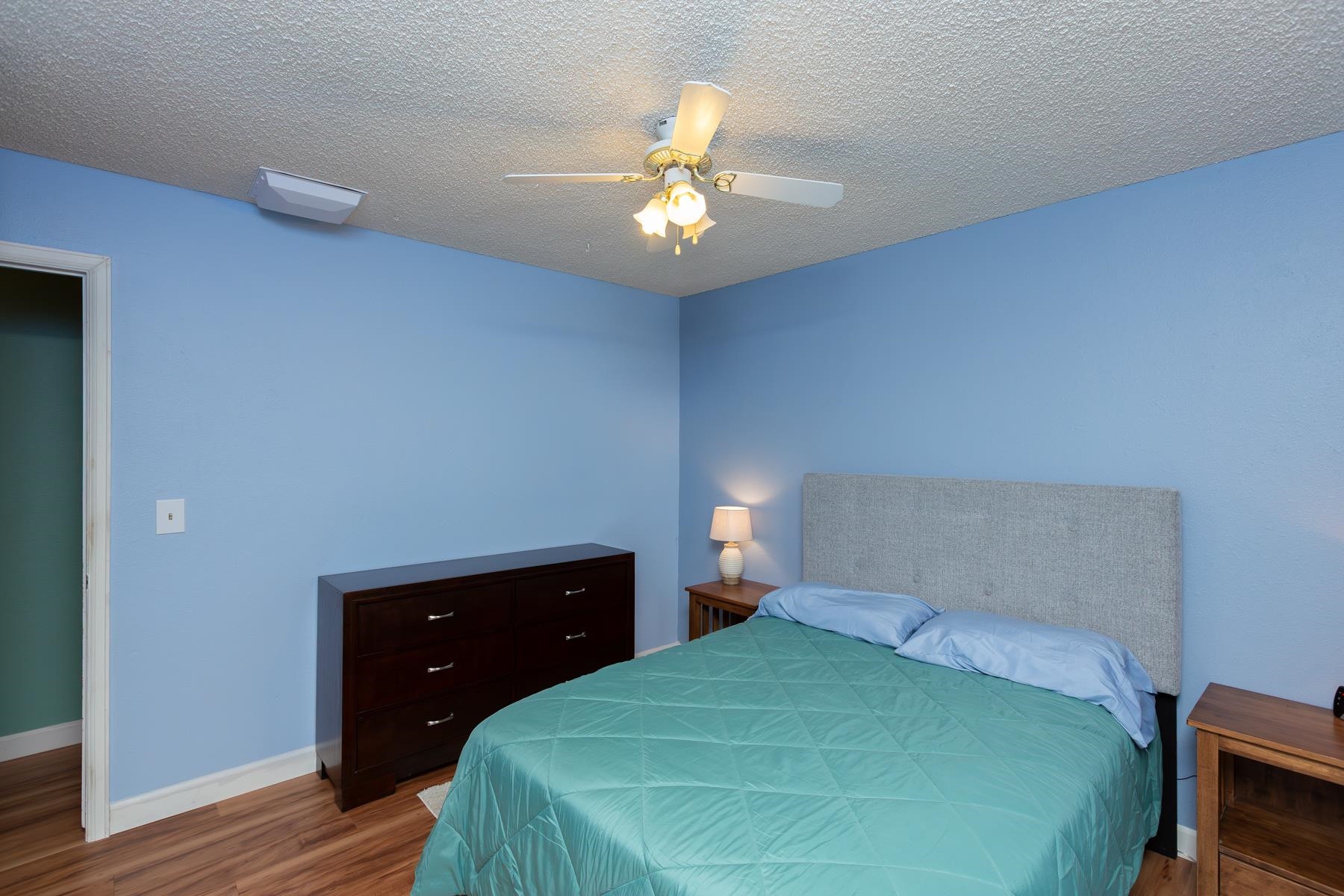 481-31 31 1/4 Road Grand Junction, CO 81504 - Photo 19 of 38 a bedroom with a bed and a chandelier
