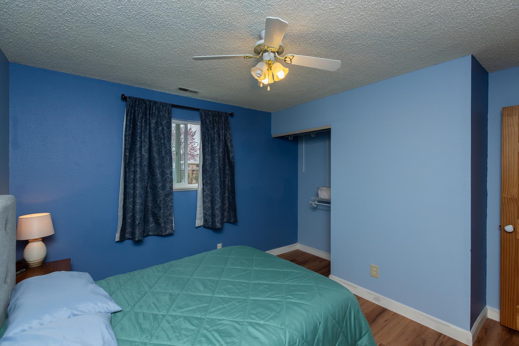 481-31 31 1/4 Road Grand Junction, CO 81504 - Photo 20 of 38 a bedroom with a bed and a chandelier
