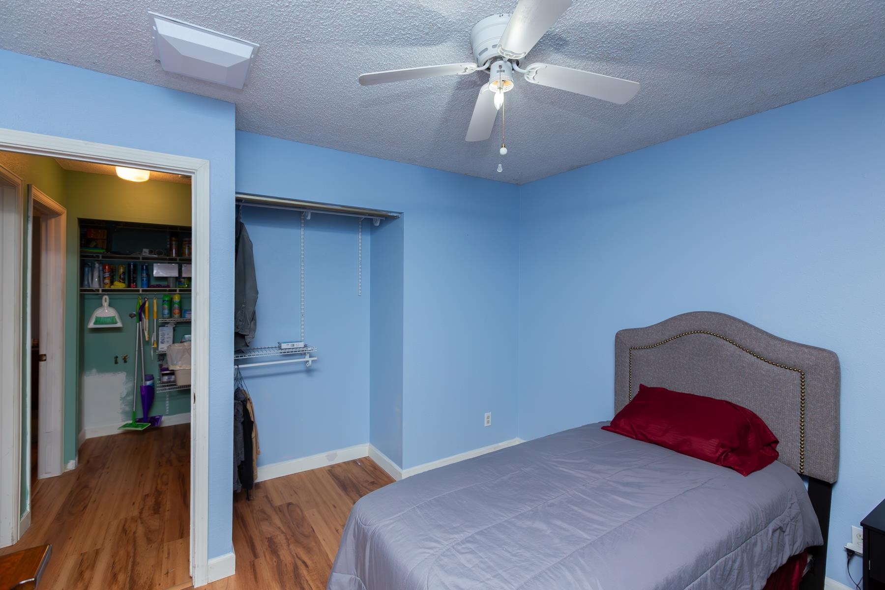481-31 31 1/4 Road Grand Junction, CO 81504 - Photo 22 of 38 a bedroom with a bed and a chandelier