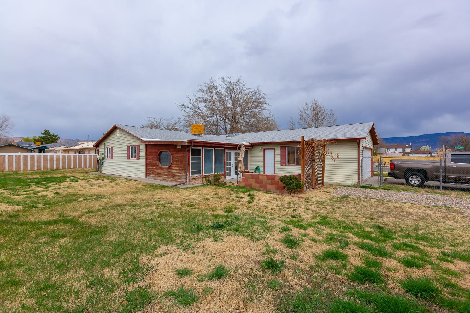 481-31 31 1/4 Road Grand Junction, CO 81504 - Photo 3 of 38 a front view of a house with garden