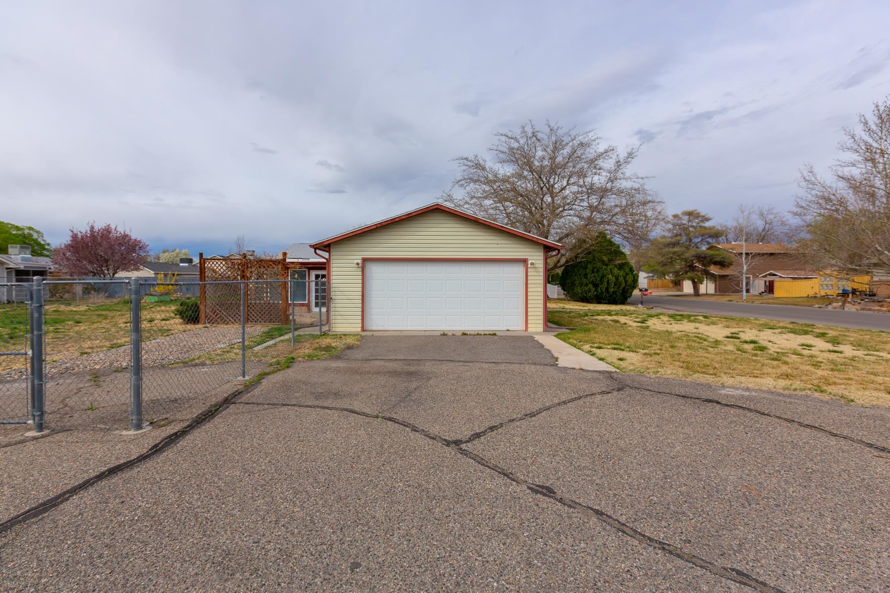 481-31 31 1/4 Road Grand Junction, CO 81504 - Photo 33 of 38 a view of a house with a yard and fence