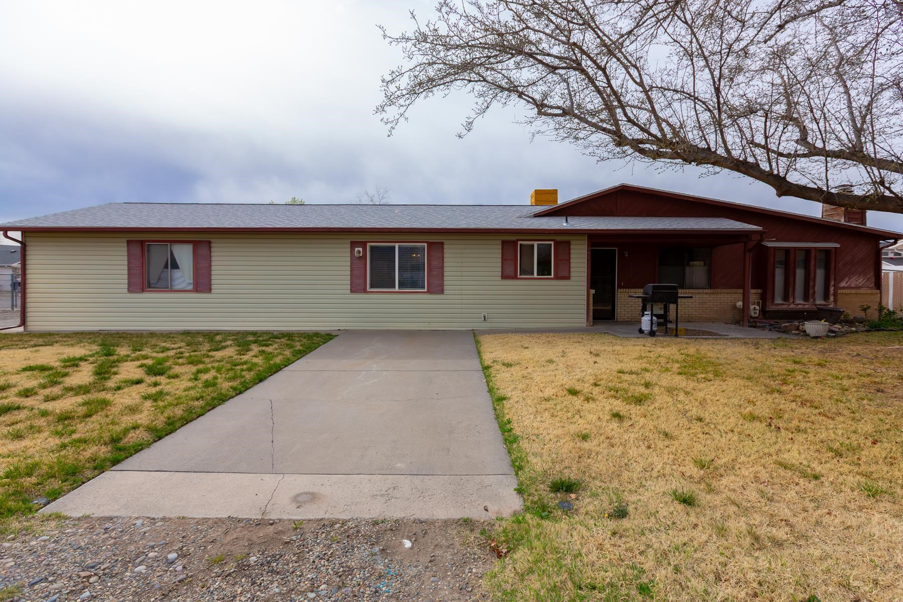 481-31 31 1/4 Road Grand Junction, CO 81504 - Photo 5 of 38 front view of a house with a yard