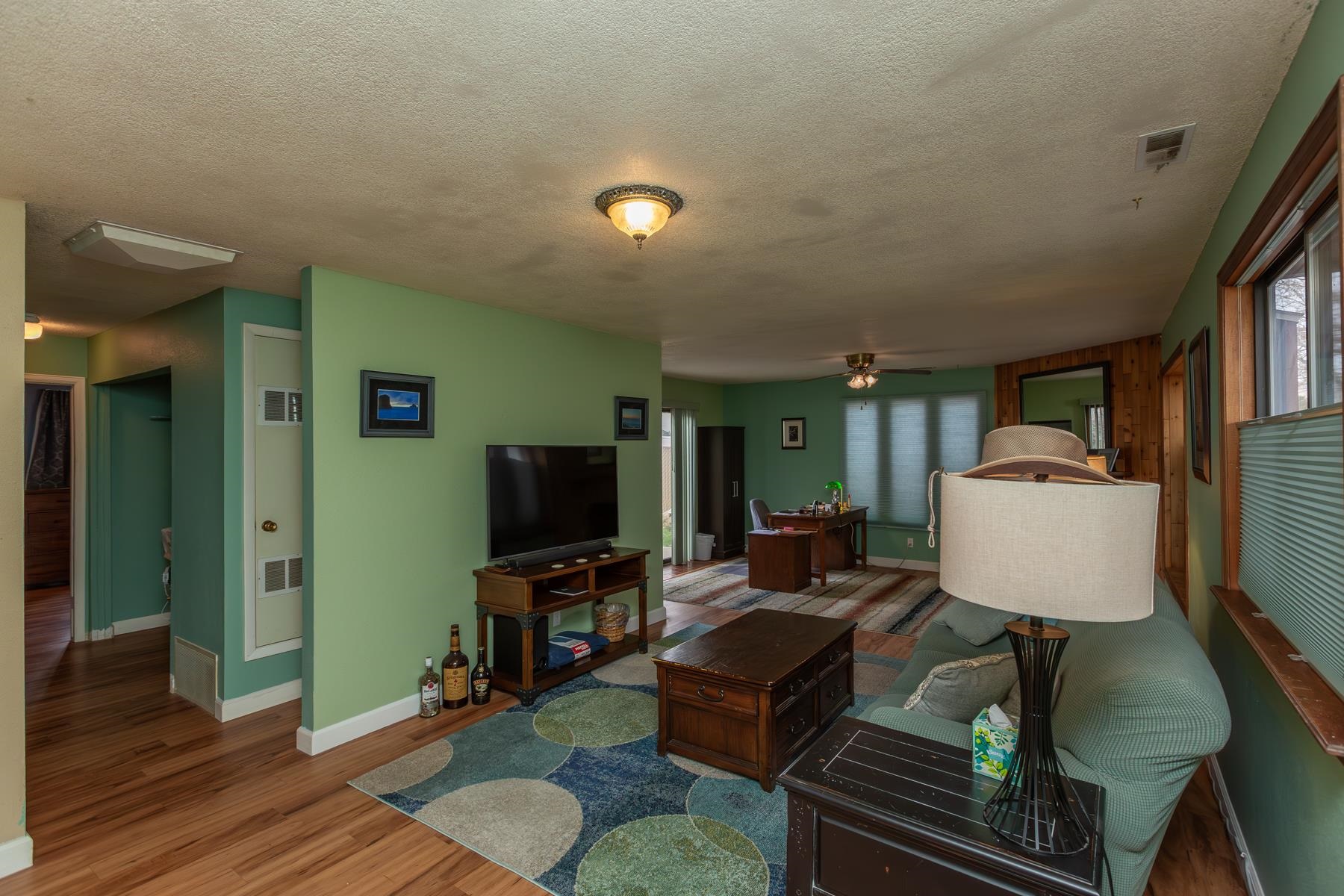 481-31 31 1/4 Road Grand Junction, CO 81504 - Photo 6 of 38 a living room with furniture and a flat screen tv