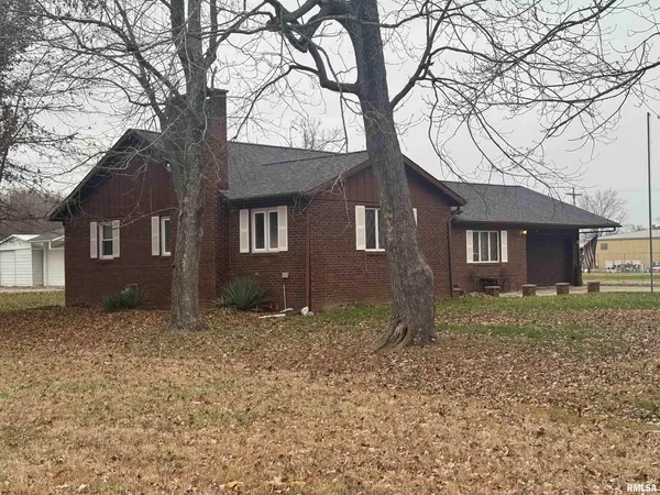 a view of a yard in front of a house