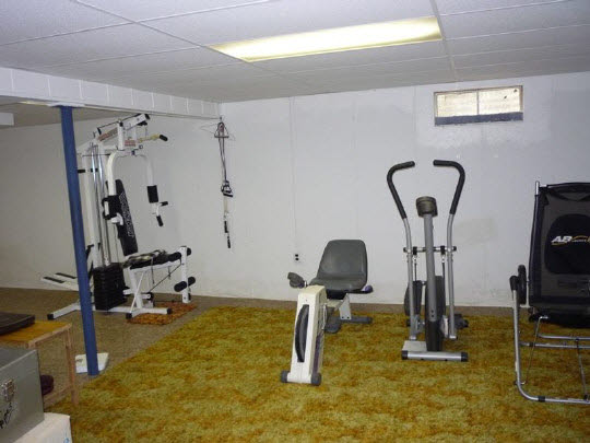 3843 Abbotsford Road Rockford, IL 61107 - Photo 6 of 8 a room with gym equipment