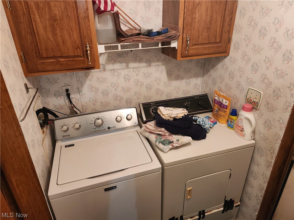 3895 Middletown Road East Youngstown, OH 44514 - Photo 28 of 28 Laundry room with independent washer and dryer and cabinets