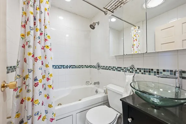 $5,700 | 627 East 6th Street, Unit 2, Boston, MA 02127