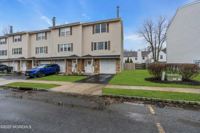 $450,000 | 13 Dutch Lane, Hazlet, NJ 07730