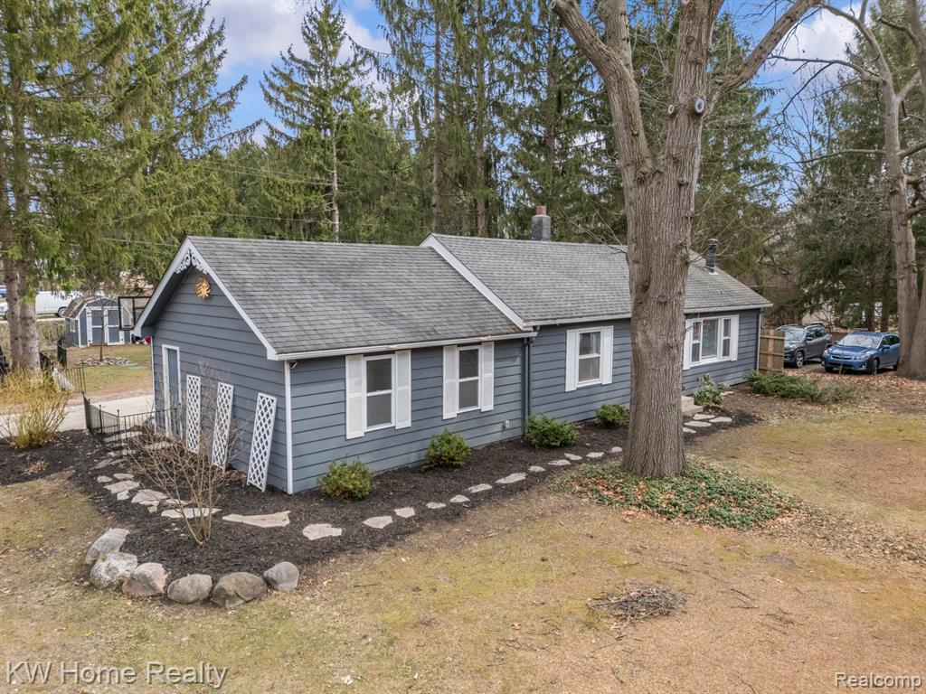 4215 Newton Road Walled Lake, MI 48390 - Photo 5 of 29 Gallery Image 5