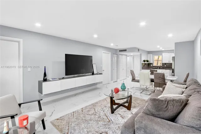 $1,900 | 410 Southeast 2nd Street, Unit 111, Hallandale Beach, FL 33009