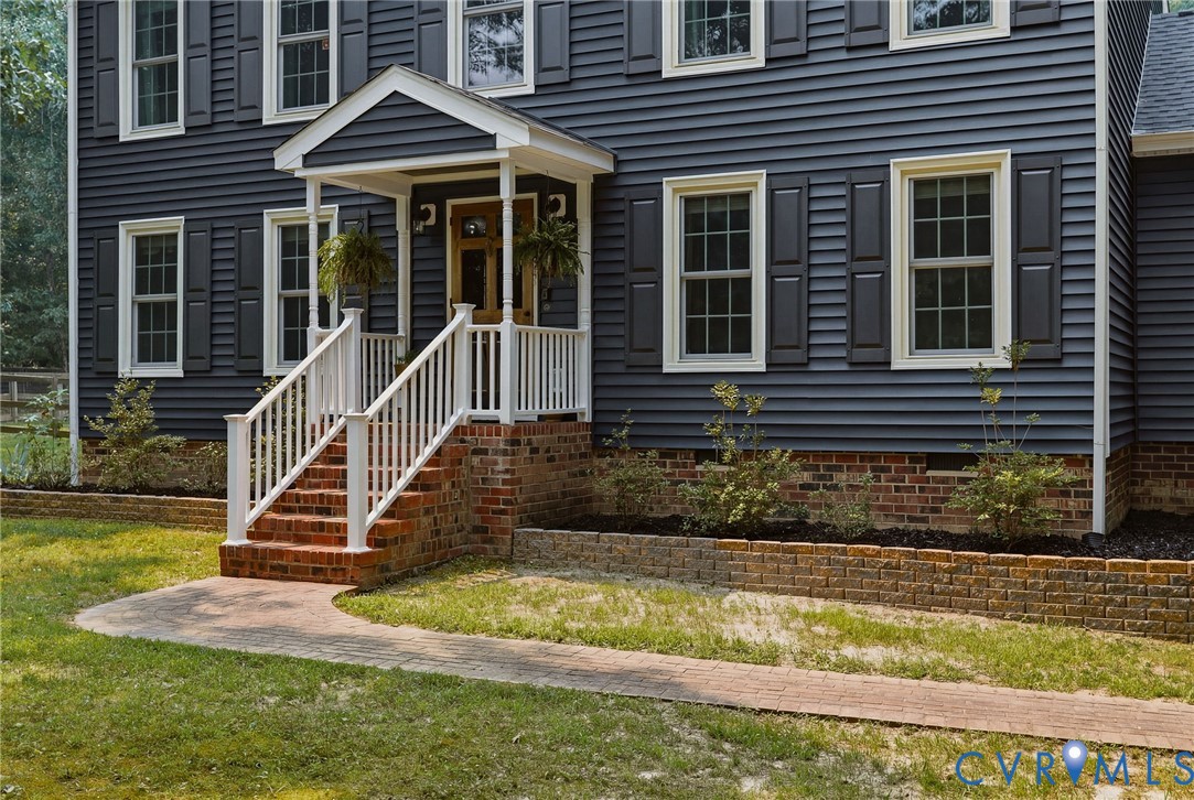 13232 Singer Road Midlothian, VA 23112 - Photo 3 of 44 From the moment you arrive, the charming Richmond-