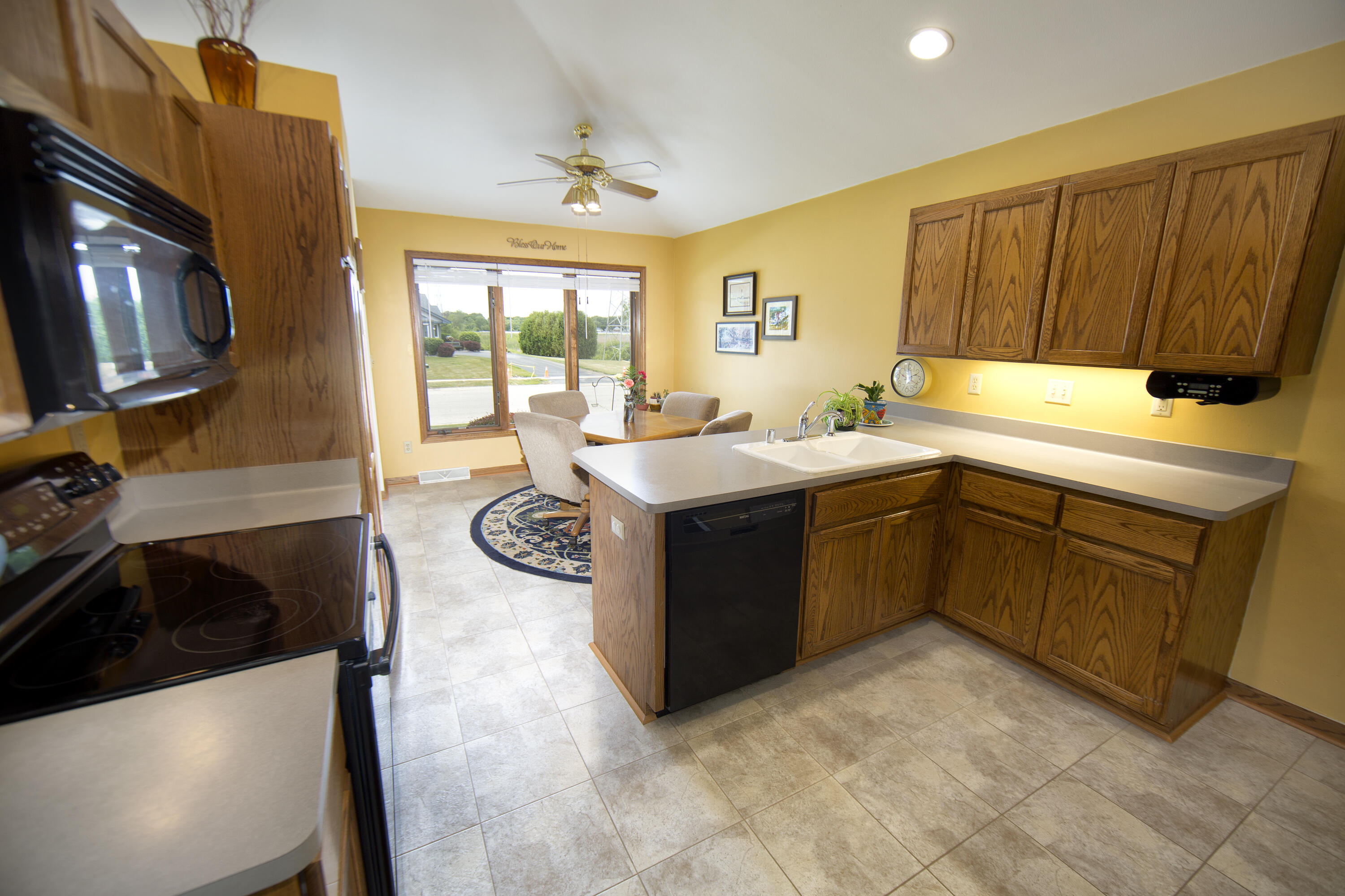 984 Bay View Circle Mukwonago, WI 53149 - Photo 6 of 35 Kitchen