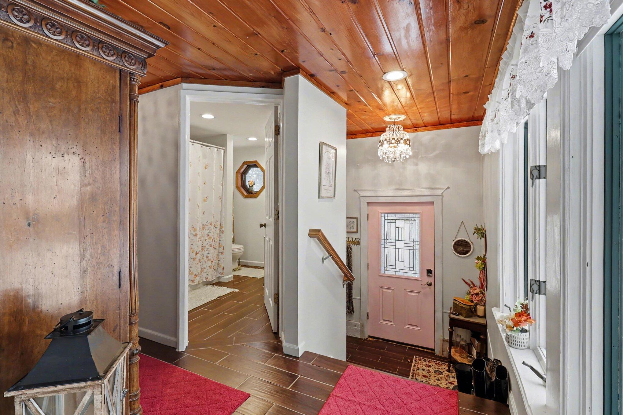 9629 North Kings Point Irons, MI 49644 - Photo 7 of 47 Entryway