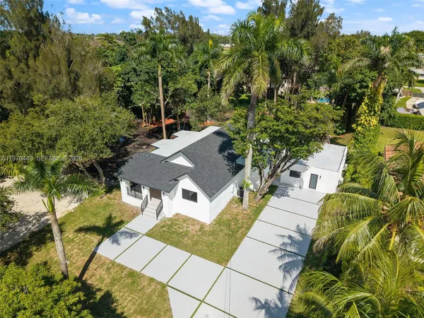 $9,500 | 4800 Southwest 61st Avenue, Davie, FL 33314