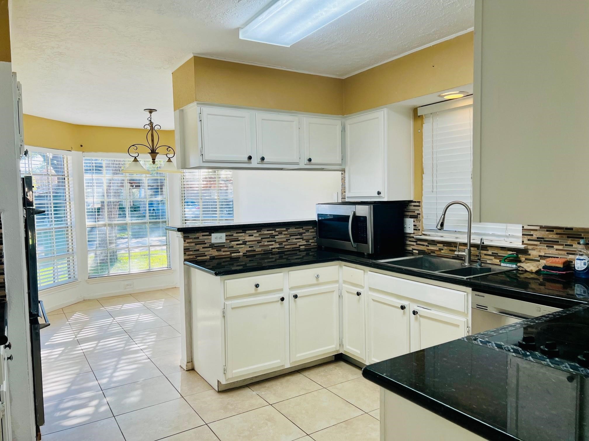 11714 Spring Grove Drive Houston, TX 77099 - Photo 12 of 25 Kitchen/Breakfast